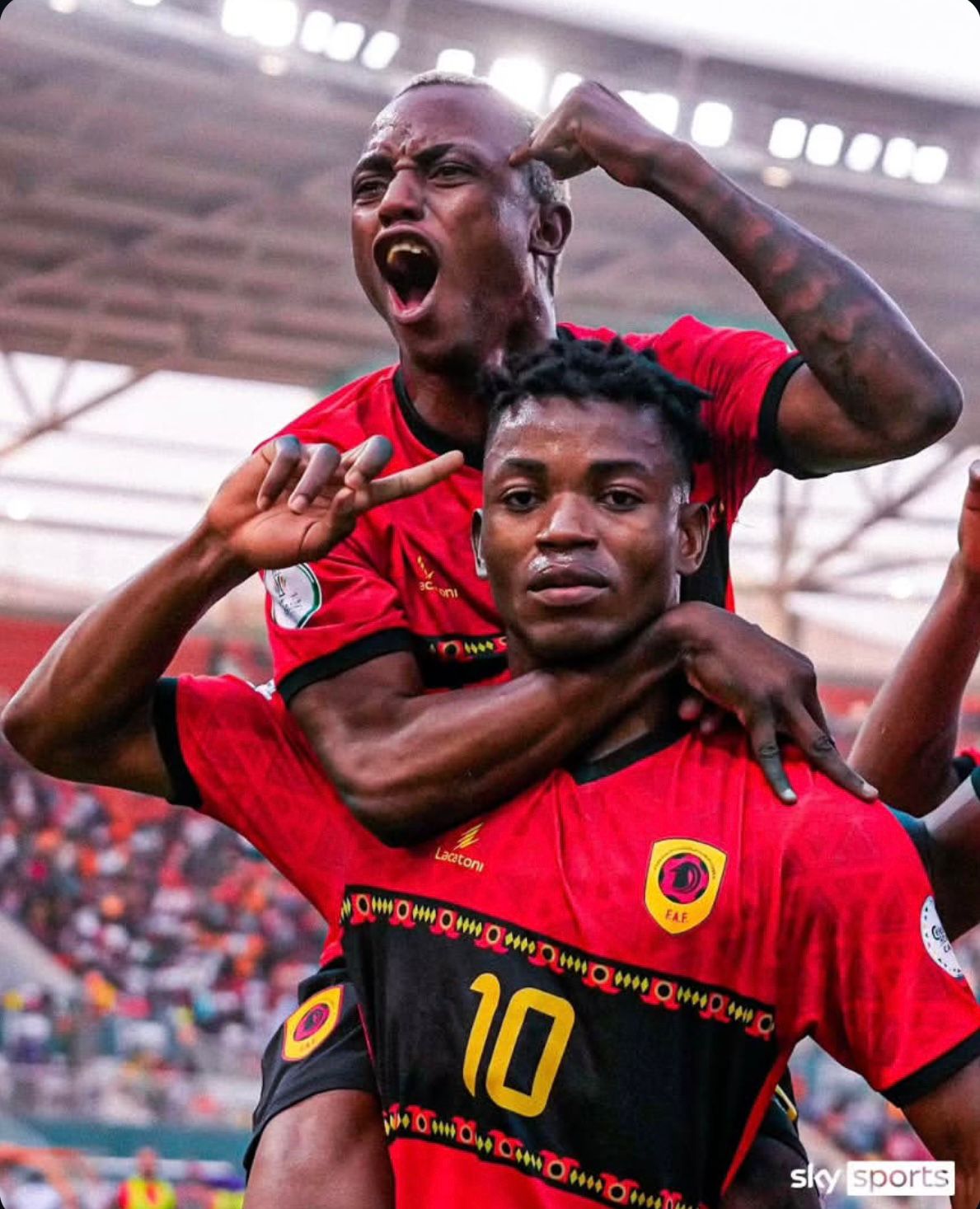 Jogadores de Angola comemorando